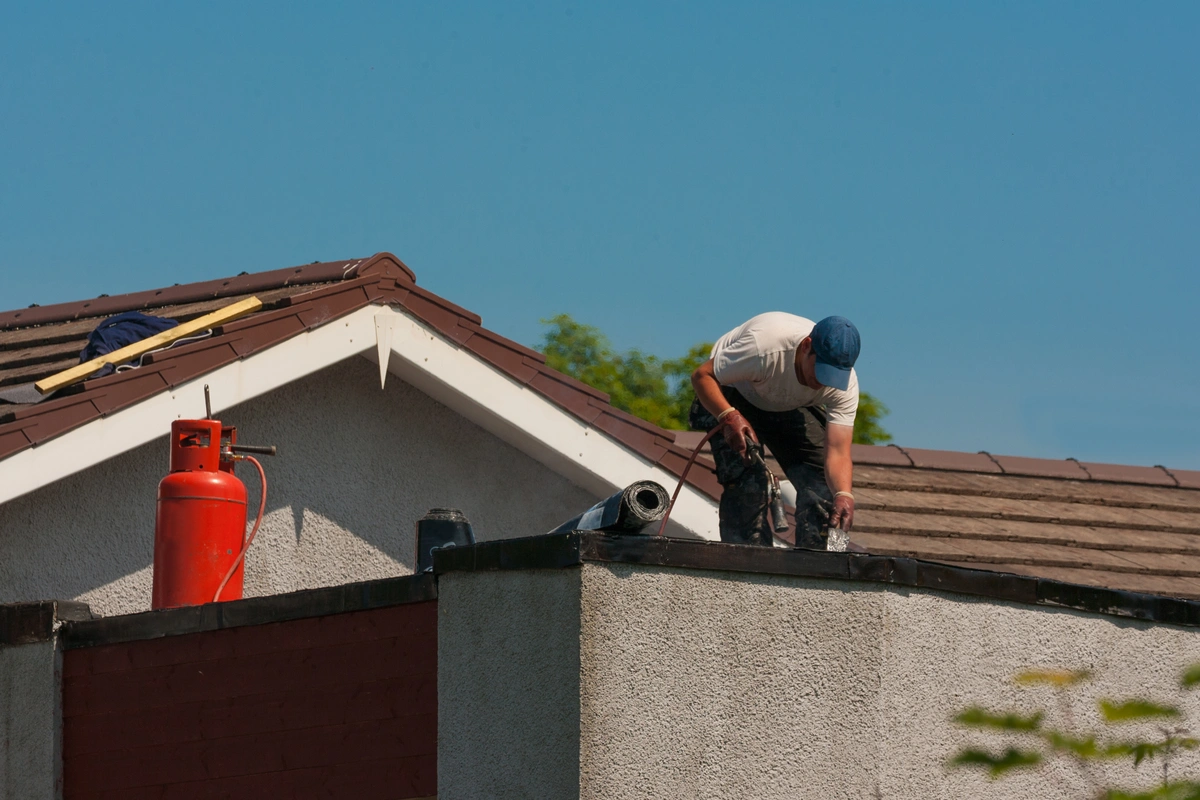 roofer-using-sealant
