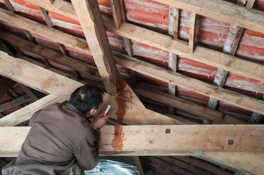 roofer fixing roof leak problem